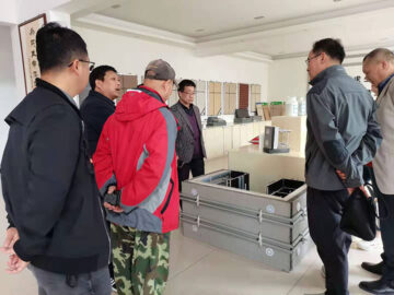 河南省建設(shè)廳科技與標(biāo)準(zhǔn)處康處長(zhǎng)、河南省建筑協(xié)會(huì)段秘書(shū)長(zhǎng)、河南省建筑科學(xué)研究院黃工等一行蒞臨考察